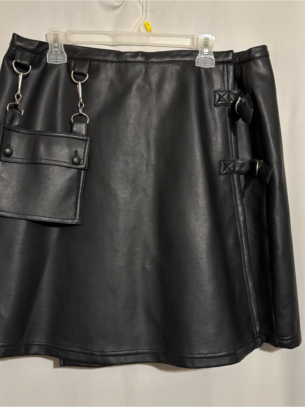 Chevere Black Faux Leather Knee Lenght Skirt with Detachable Pouch Double Buckle